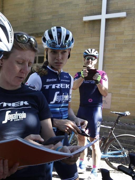 Ina-Yoko Teutenberg, Sportliche Leiterin des Team Trek Segafredo Women bespricht sich mit den Fahrerinnen des Teams