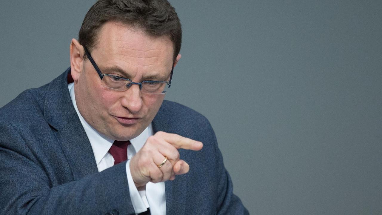 Ulrich Lange, verkehrspolitischer Sprecher Unions-Bundestagsfraktion, spricht am 27.03.2015 während einer Bundestagssitzung im Reichstag in Berlin. Ulrich Lange, verkehrspolitischer Sprecher Unions-Bundestagsfraktion, spricht am 27.03.2015 während einer Bundestagssitzung im Reichstag in Berlin.