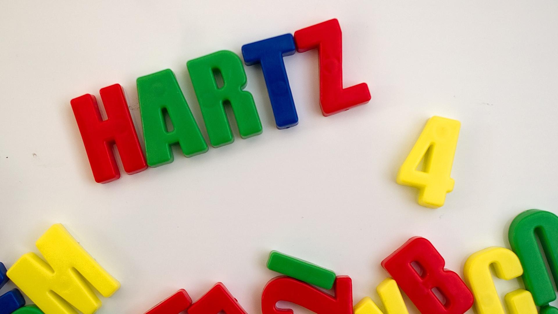Illustration: Auf einer magnetischen Spielzeugtafel in einem Krankenhaus in Dresden steht Hartz 4 geschrieben Illustration: Auf einer magnetischen Spielzeugtafel in einem Krankenhaus in Dresden steht Hartz 4 geschrieben