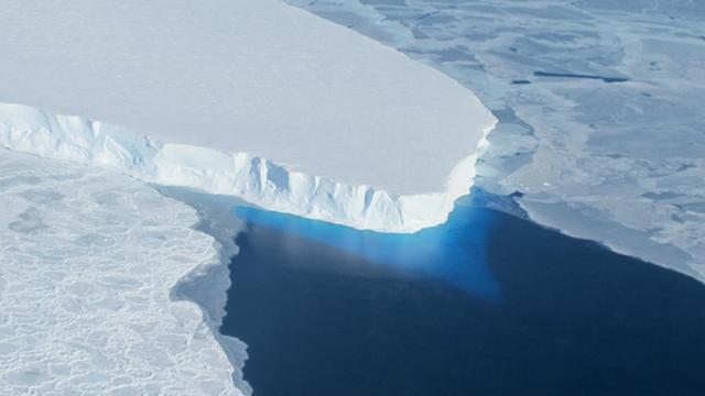 Die Front des Thwaites-Gletschers mit Eis unter der Wasseroberfläche im Südwesten der Antarktis im Oktober 2012.