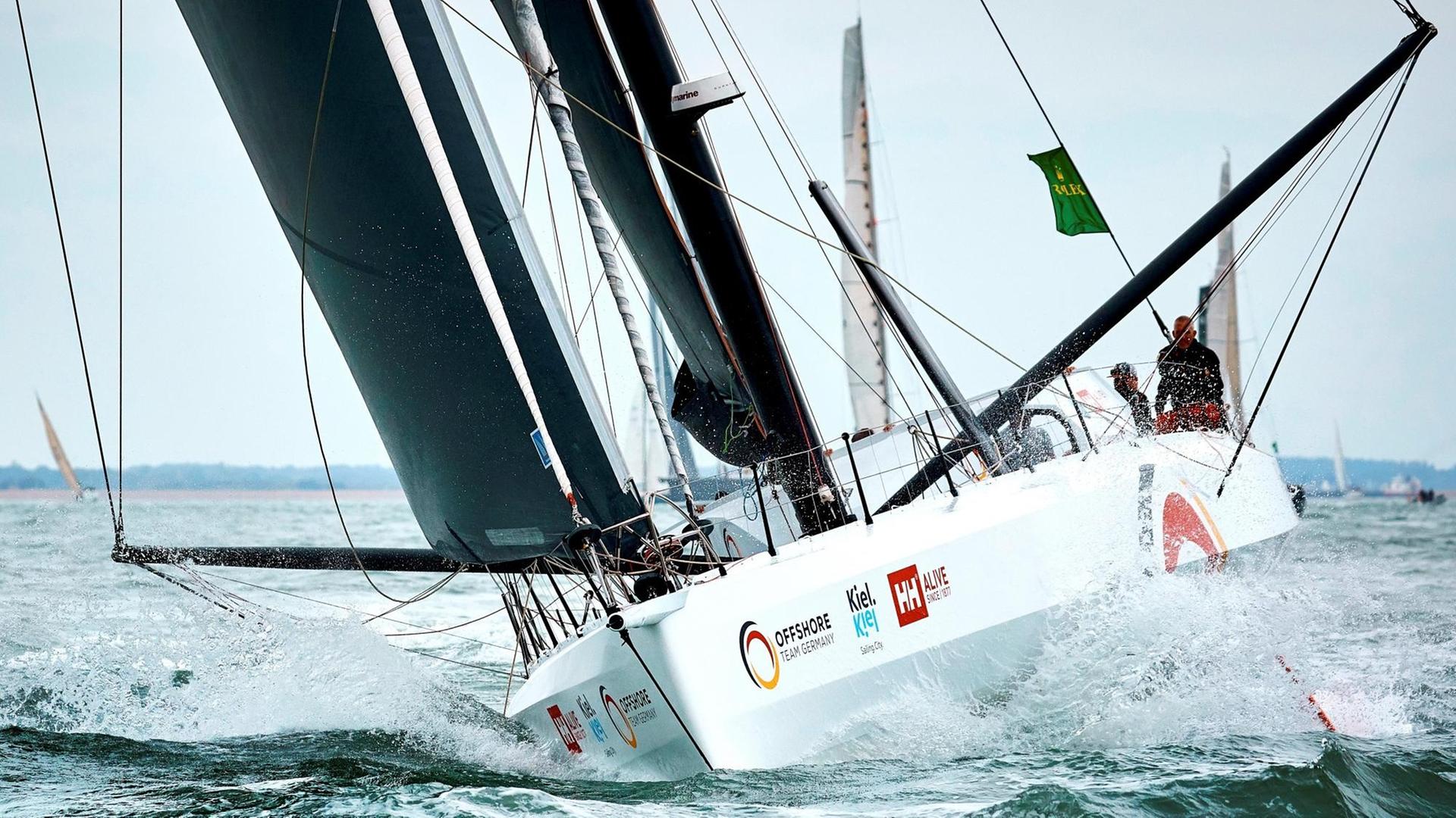 Die "Einstein", die knapp 20 Meter lange IMOCA-Rennyacht, liegt schräg im Wind auf dem Wasser. Die "Einstein", die knapp 20 Meter lange IMOCA-Rennyacht, liegt schräg im Wind auf dem Wasser.