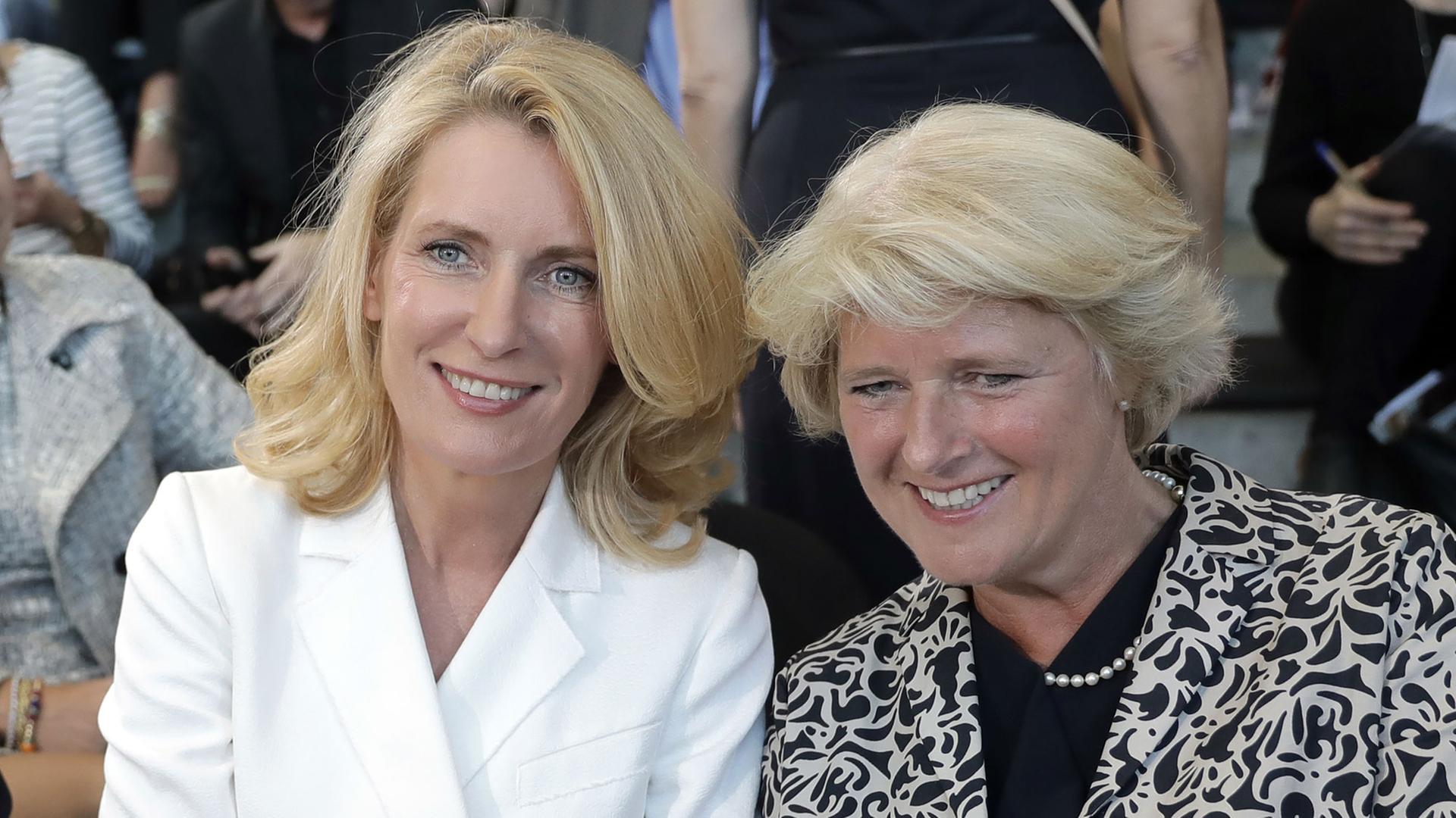 Schauspielerin Maria Furtwängler (l) und Staatsministerin Monika Grütters (r, CDU) lassen sich im Rahmen des Runden Tisches "Frauen in Kultur und Medien" am 17.07.2017 in Berlin fotografieren. Schauspielerin Maria Furtwängler (l) und Staatsministerin Monika Grütters (r, CDU) lassen sich im Rahmen des Runden Tisches "Frauen in Kultur und Medien" am 17.07.2017 in Berlin fotografieren.