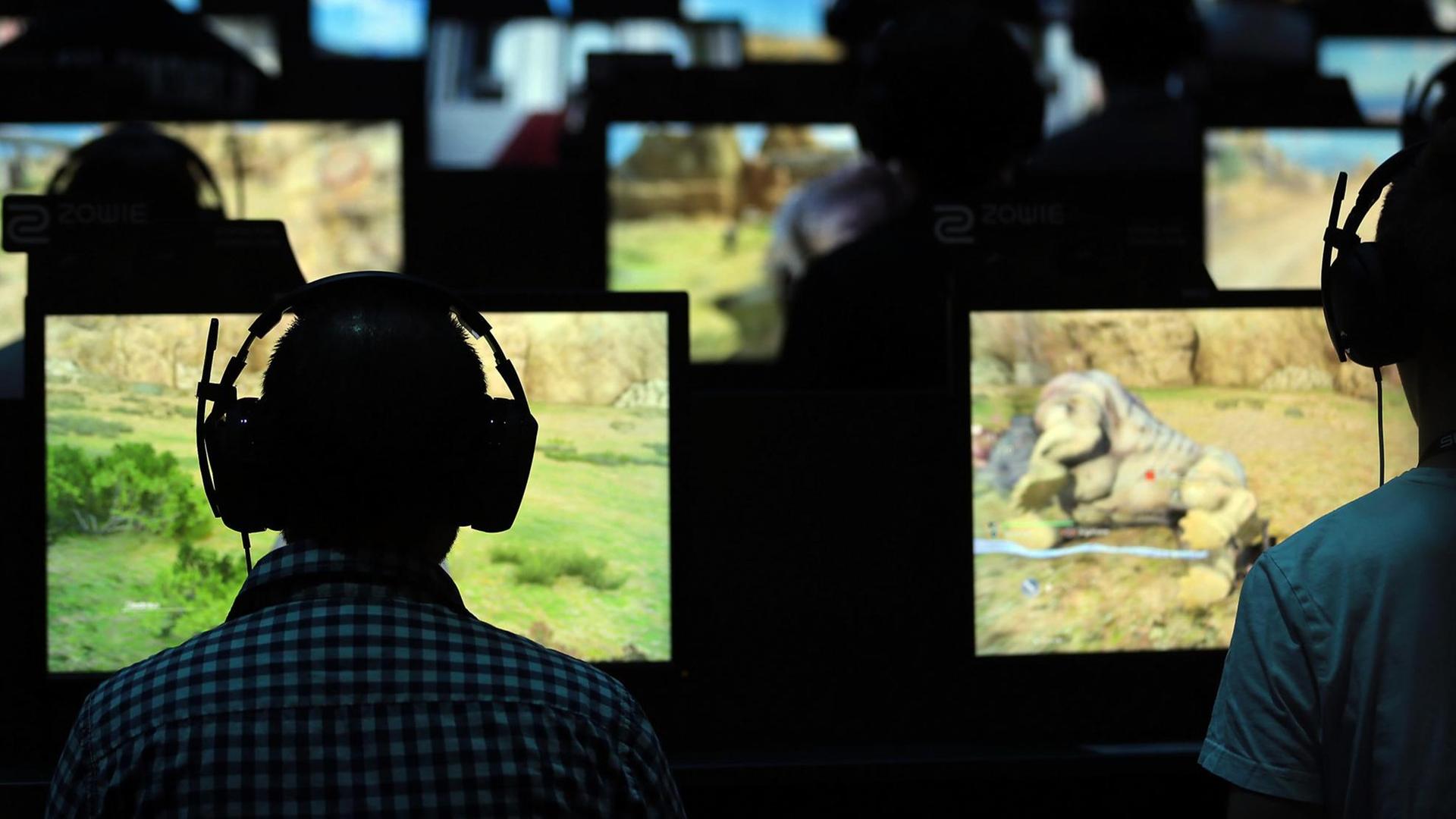 Fachbesucher testen am 17.08.2016 in Köln (Nordrhein-Westfalen) auf der Spielemesse Gamescom Computerspiele. Fachbesucher testen am 17.08.2016 in Köln (Nordrhein-Westfalen) auf der Spielemesse Gamescom Computerspiele.