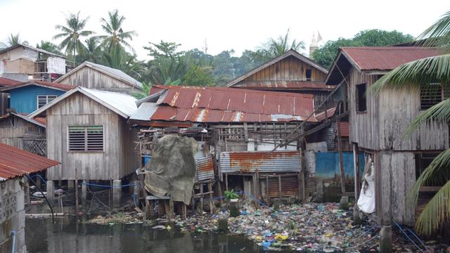 Auf Stelzen gebaute informelle Siedlungen an Wasserläufen und im Watt prägen das Bild philippinischer Großstädte wie Davao, Tagbilaran und Manila.