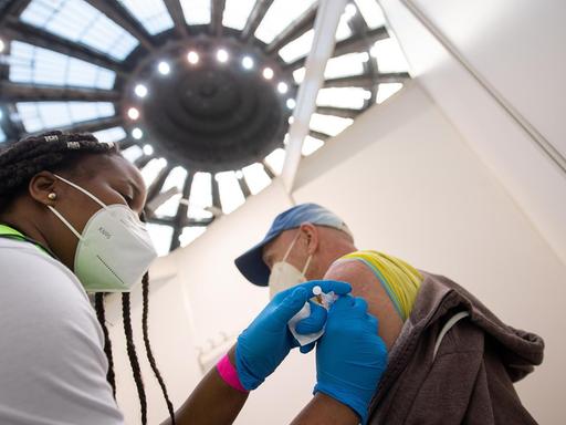 Eine Mann wird im Impfzentrum in der Frankfurter Festhalle mit dem Impfstoff von Astrazeneca geimpft