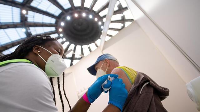 Eine Mann wird im Impfzentrum in der Frankfurter Festhalle mit dem Impfstoff von Astrazeneca geimpft