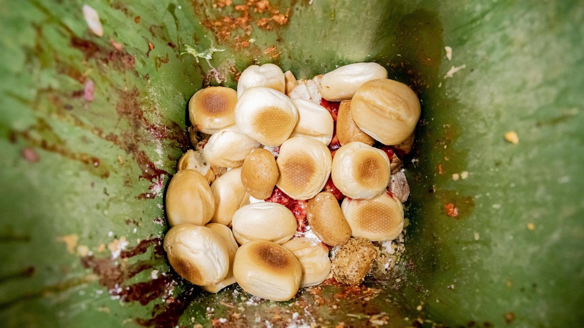 15.05.2019, Berlin: Brötchen und andere Lebensmittelabfälle sind in einer Tonne in der Küche des H4 Hotels am Alexanderplatz zu sehen. Im H4 Hotel werden verschiedenen Lebensmittelabfälle analysiert um diese zukünftig besser zu vermeiden.(zu dpa-Story: Essen retten mit durchsichtigen Boxen) Foto: Christoph Soeder/dpa | Verwendung weltweit 15.05.2019, Berlin: Brötchen und andere Lebensmittelabfälle sind in einer Tonne in der Küche des H4 Hotels am Alexanderplatz zu sehen. Im H4 Hotel werden verschiedenen Lebensmittelabfälle analysiert um diese zukünftig besser zu vermeiden.(zu dpa-Story: Essen retten mit durchsichtigen Boxen) Foto: Christoph Soeder/dpa | Verwendung weltweit