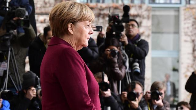 Angela Merkel im Profil vor Kameras