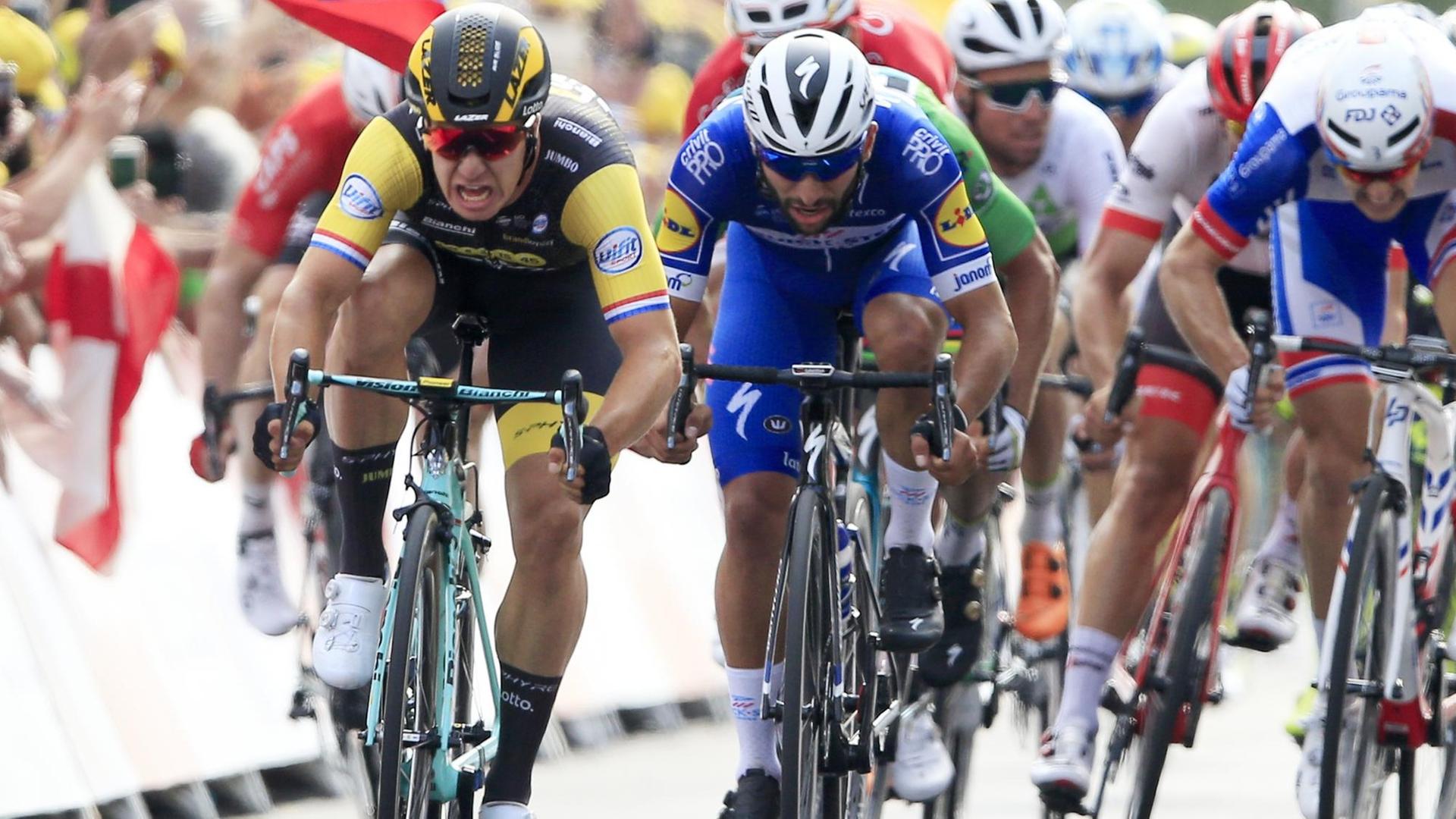 Radfahrer bei am Ziel bei der Tour de France Radfahrer bei am Ziel bei der Tour de France