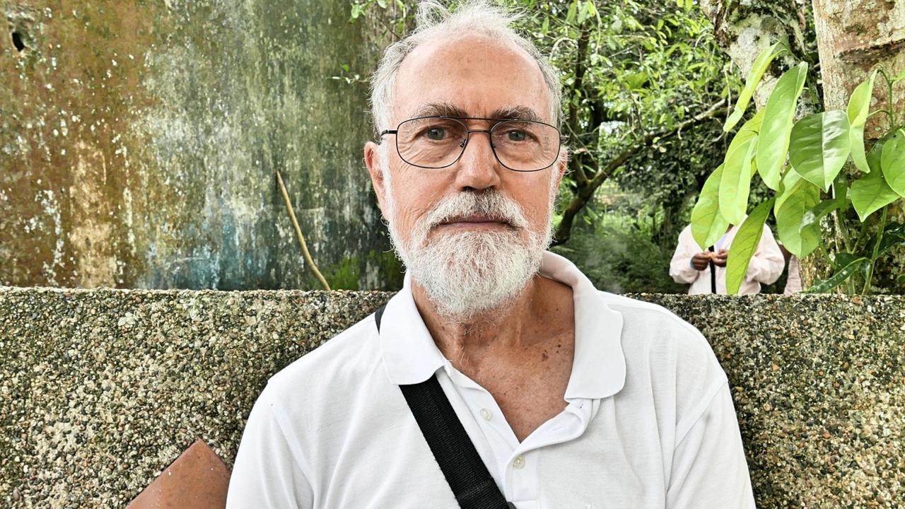 Ulrich Kollwitz, Priester in der Diözese Quibdó, mit weißem Vollbart und Brille, sitzt in weißem T-Shirt und mit Umhängetasche vor einer Mauer. Ulrich Kollwitz, Priester in der Diözese Quibdó, mit weißem Vollbart und Brille, sitzt in weißem T-Shirt und mit Umhängetasche vor einer Mauer.