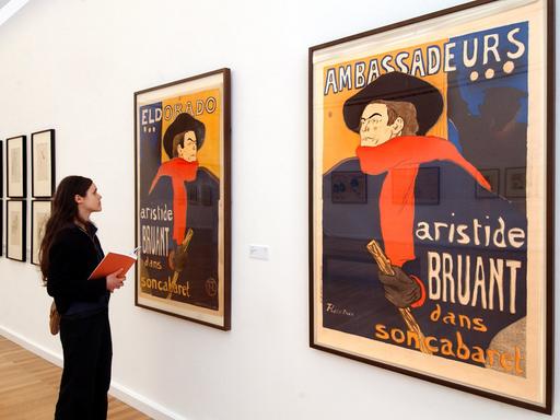 Eine Besucherin betrachtet in den Kunstsammlungen Chemnitz die Lithografien "Bruant im Eldorado" und "Bruant im Ambassadeurs" (vorn) aus dem Jahre 1892 von Henri de Toulouse-Lautrec (1864 - 1901).