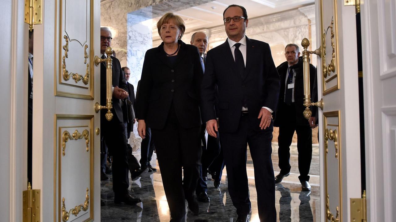Bundeskanzlerin Angela Merkel (CDU, links) und Frankreichs Staatschef François Hollande in Minsk. Bundeskanzlerin Angela Merkel (CDU, links) und Frankreichs Staatschef François Hollande in Minsk.