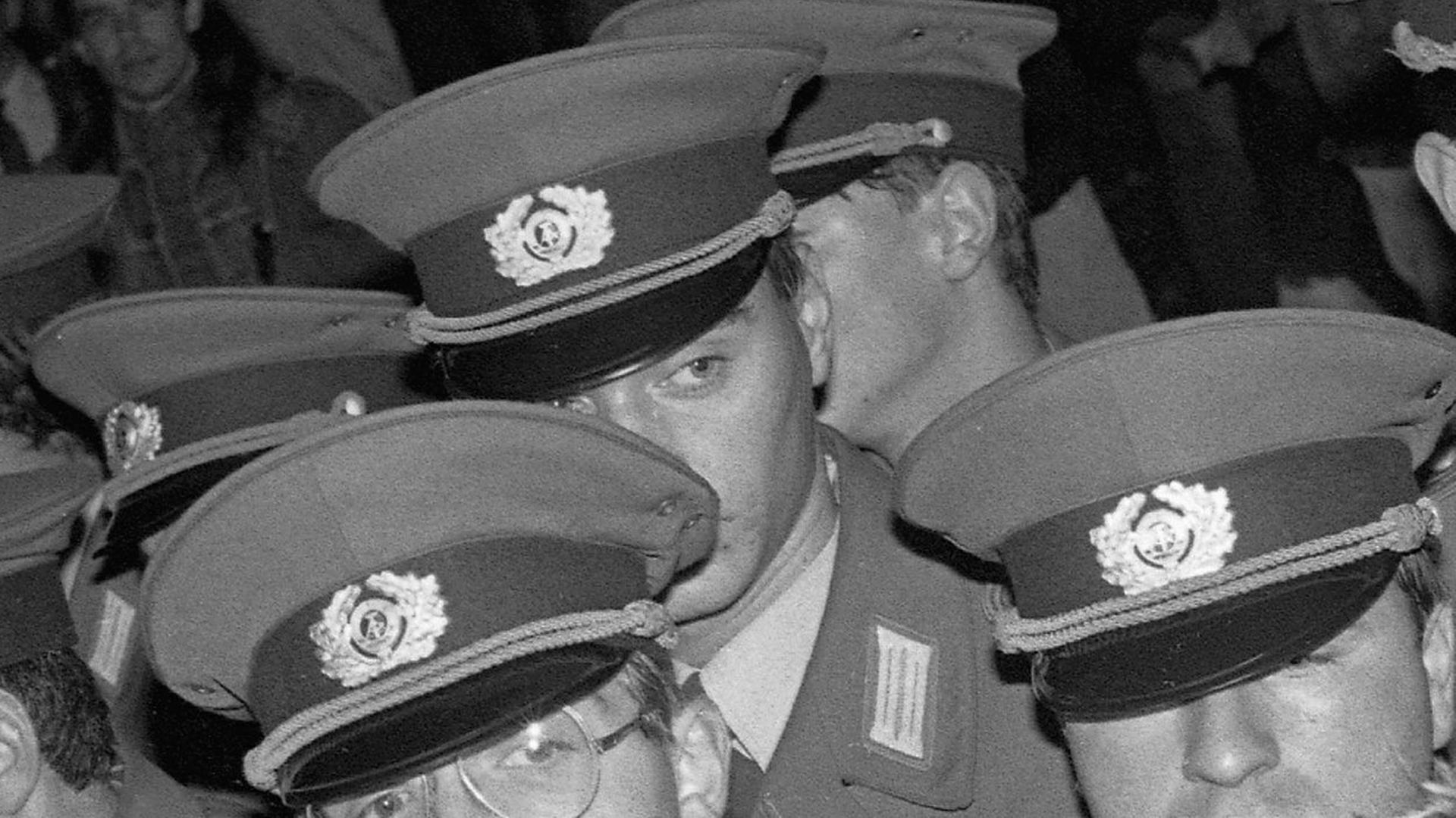 Zu sehen sind Volkspolizisten im Einsatz bei einer Demonstration am 7. Oktober 1989 in Berlin. Zu sehen sind Volkspolizisten im Einsatz bei einer Demonstration am 7. Oktober 1989 in Berlin.