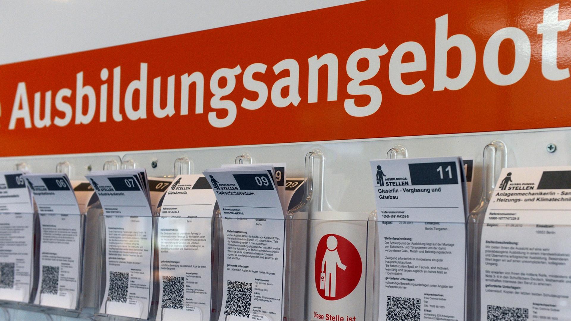 Stellenangebote auf Zetteln stecken in einer Wandtafel mit der Überschrift "Ausbildungsangebote" am Donnerstag (12.04.2012) in Berlin im Berufsinformationszentrum (BIZ) der Agentur für Arbeit im Arbeitsamt Mitte in der Friedrichstraße. Stellenangebote auf Zetteln stecken in einer Wandtafel mit der Überschrift "Ausbildungsangebote" am Donnerstag (12.04.2012) in Berlin im Berufsinformationszentrum (BIZ) der Agentur für Arbeit im Arbeitsamt Mitte in der Friedrichstraße.