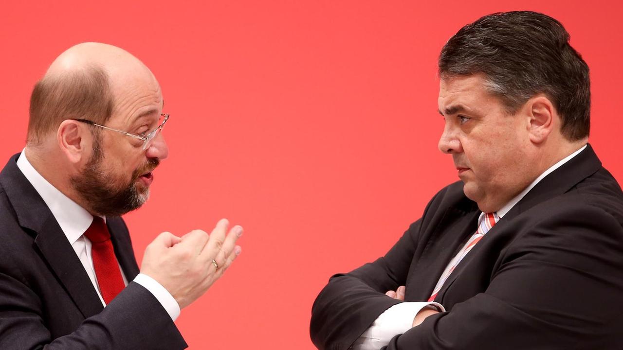Martin Schulz (SPD), Präsident des Europaparlaments, unterhält sich am 14.11.2013 in Leipzig (Sachsen) beim SPD-Bundesparteitag mit SPD-Bundesvorsitzende, Sigmar Gabriel (r). Der SPD-Bundesparteitag dauert vom 14. bis 16. November. Foto: Jan Woitas/dpa