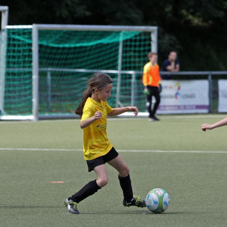 Mädchen vom FC Flerzheim beim Fußballspielen.