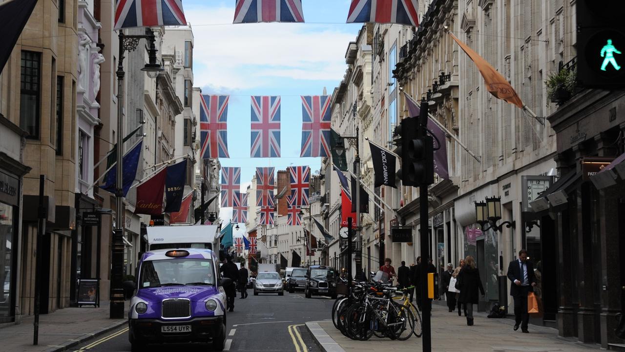 Straße in London, geschmückt mit britischen Fahnen Straße in London, geschmückt mit britischen Fahnen