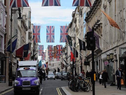 Straße in London, geschmückt mit britischen Fahnen