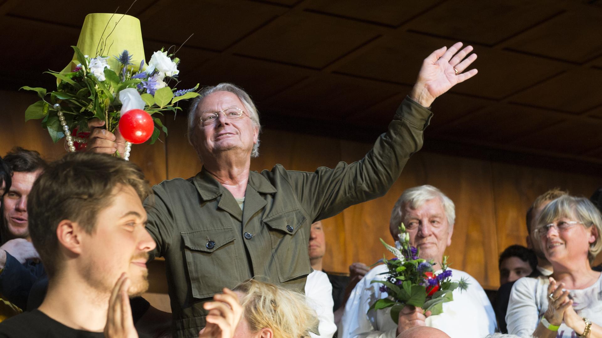 Intendant Frank Castorf (M) verabschiedet sich am 01.07.2017 in Berlin nach seiner letzten Vorstellung von "Baumeister Solness" (Ibsen) mit den Schauspielern auf der Bühne der Volksbühne. Intendant Frank Castorf (M) verabschiedet sich am 01.07.2017 in Berlin nach seiner letzten Vorstellung von "Baumeister Solness" (Ibsen) mit den Schauspielern auf der Bühne der Volksbühne.