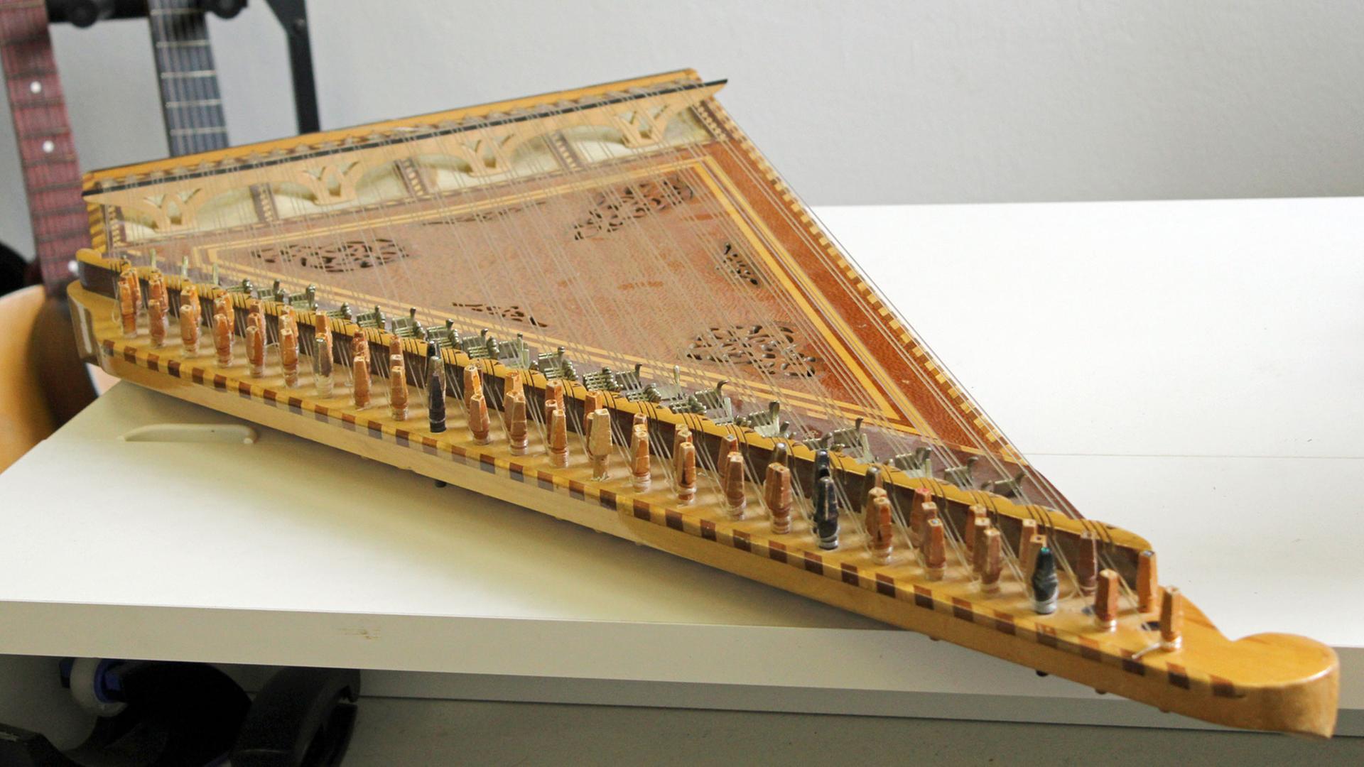 Das Kanun ist ein orientalisches Instrument: Es besteht aus einem trapezförmigen Brett, über das 63 bis 84 Saiten gespannt sind. Das Kanun ist ein orientalisches Instrument: Es besteht aus einem trapezförmigen Brett, über das 63 bis 84 Saiten gespannt sind.