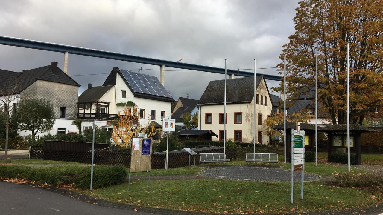 Nach rund acht Jahren Bauzeit ist die riesige Hochmoselbrücke bei Zeltingen-Rachtig am 21. November 2019 für den Verkehr freigegeben worden. Nach rund acht Jahren Bauzeit ist die riesige Hochmoselbrücke bei Zeltingen-Rachtig am 21. November 2019 für den Verkehr freigegeben worden.