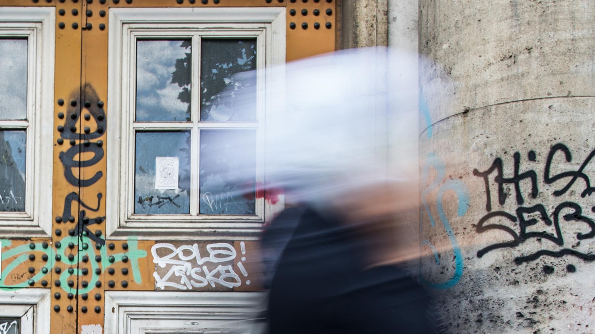 Eine Schülerin mit Kopftuch Eine Schülerin mit Kopftuch