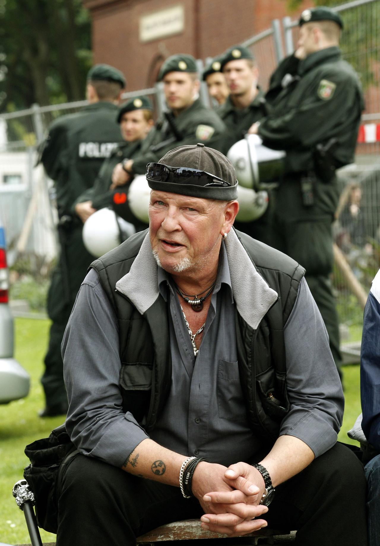 Siegfried Borchardt, Mitglied der Partei Die Rechte wartet am 18.06.2014 in Dortmund (Nordrhein-Westfalen) vor Beginn der ersten Ratssitzung auf den Einlass ins Rathaus.