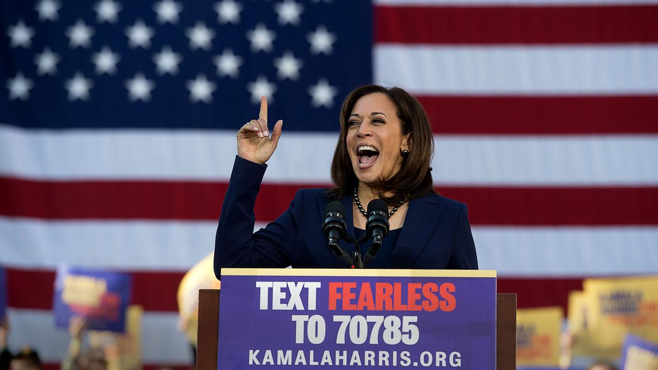 Die demokratische US-Senatorin Kamala Harris verkündet am 27. Januar 2019 auf einer Bühne vor dem Rathaus in Oakland ihre Präsidentschaftskandidatur. Die demokratische US-Senatorin Kamala Harris verkündet am 27. Januar 2019 auf einer Bühne vor dem Rathaus in Oakland ihre Präsidentschaftskandidatur.
