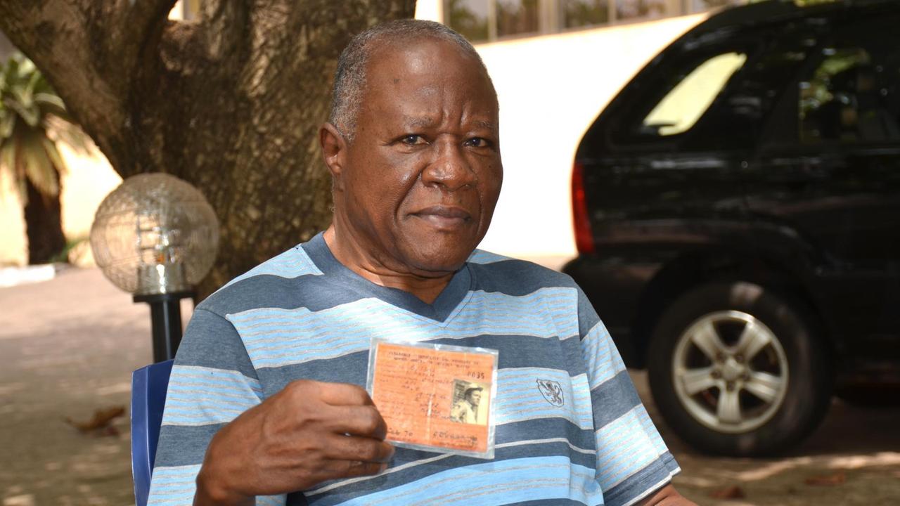Ebenzer Ikechukwu Ikokwu kämpfte als Offizier der Biafra-Armee von 1967 bis 1970. Nach dem Krieg erhielt er seinen Job im Staatsdienst zurück. Der 75-Jährige sitzt vor einem Baum und hält seinen Freifahrtsschein in die Höhe, die ihn von allen Anklagen freispricht. Ebenzer Ikechukwu Ikokwu kämpfte als Offizier der Biafra-Armee von 1967 bis 1970. Nach dem Krieg erhielt er seinen Job im Staatsdienst zurück. Der 75-Jährige sitzt vor einem Baum und hält seinen Freifahrtsschein in die Höhe, die ihn von allen Anklagen freispricht.