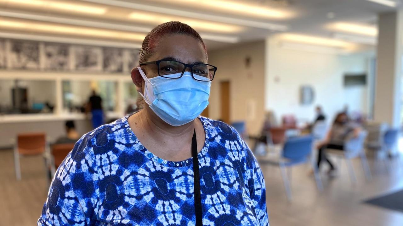 Ortencía verlor mit dem Job auch ihre Krankenversicherung und ist nun auf die Hilfe von Mercy Care angewiesen. Sie hat schwarze Haare, steht im Warteraum und trägt eine Maske Ortencía verlor mit dem Job auch ihre Krankenversicherung und ist nun auf die Hilfe von Mercy Care angewiesen. Sie hat schwarze Haare, steht im Warteraum und trägt eine Maske
