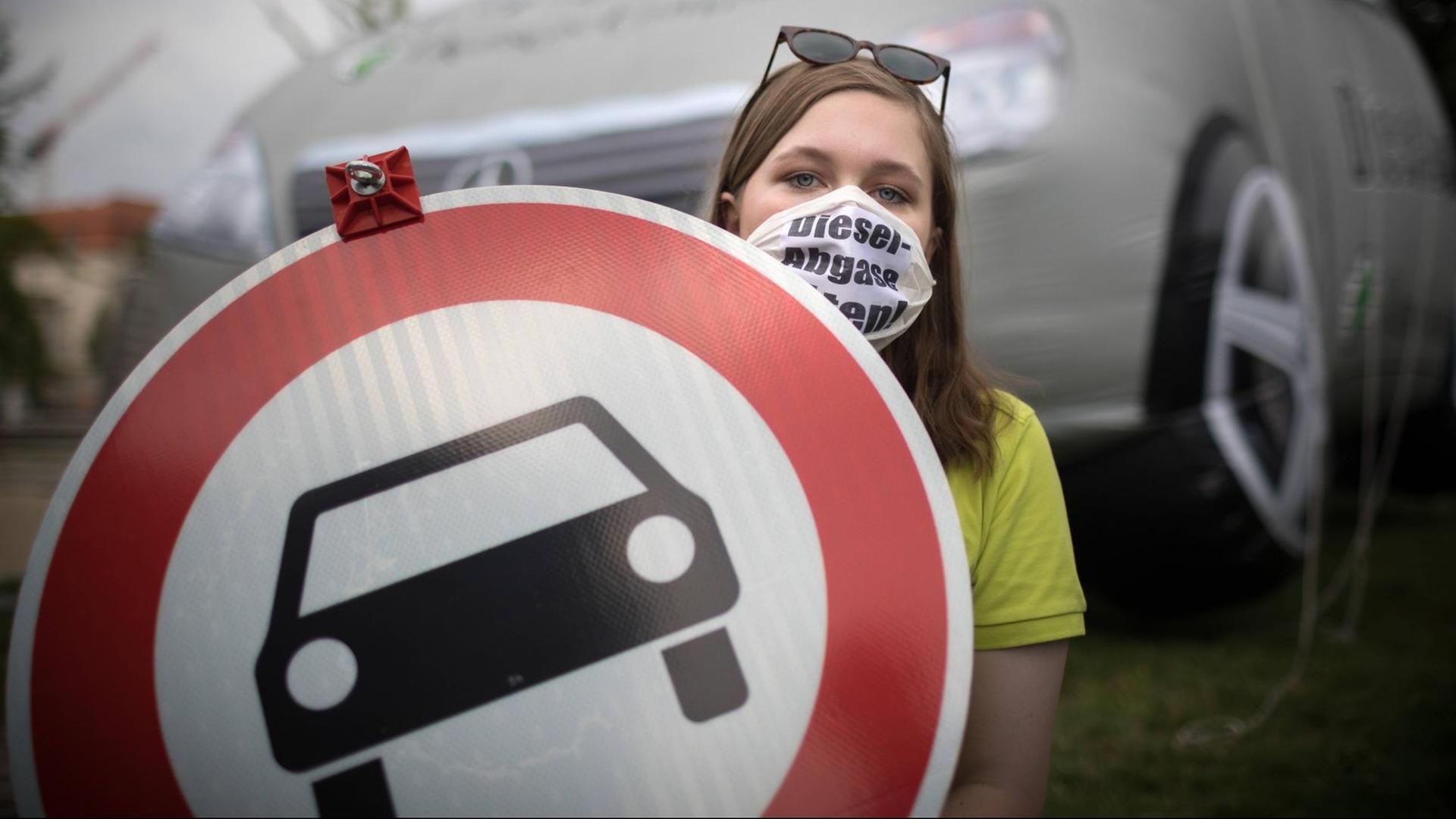 Umweltschützerin protestiert gegen Diesel-Fahrzeuge - Umweltschutzverbände protestieren vor dem Bundesministerium für Verkehr und digitale Infrastruktur in Berlin paralell stattfindenden Nationalem Forum Diesel Umweltschützerin protestiert gegen Diesel-Fahrzeuge - Umweltschutzverbände protestieren vor dem Bundesministerium für Verkehr und digitale Infrastruktur in Berlin paralell stattfindenden Nationalem Forum Diesel