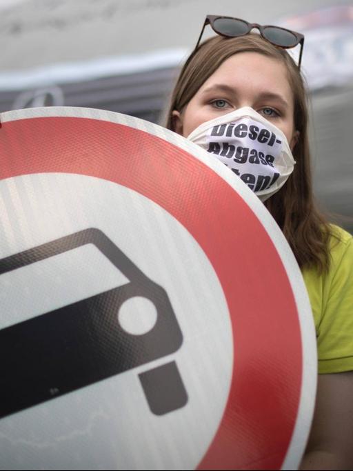 Umweltschützerin protestiert gegen Diesel-Fahrzeuge - Umweltschutzverbände protestieren vor dem Bundesministerium für Verkehr und digitale Infrastruktur in Berlin paralell stattfindenden Nationalem Forum Diesel
