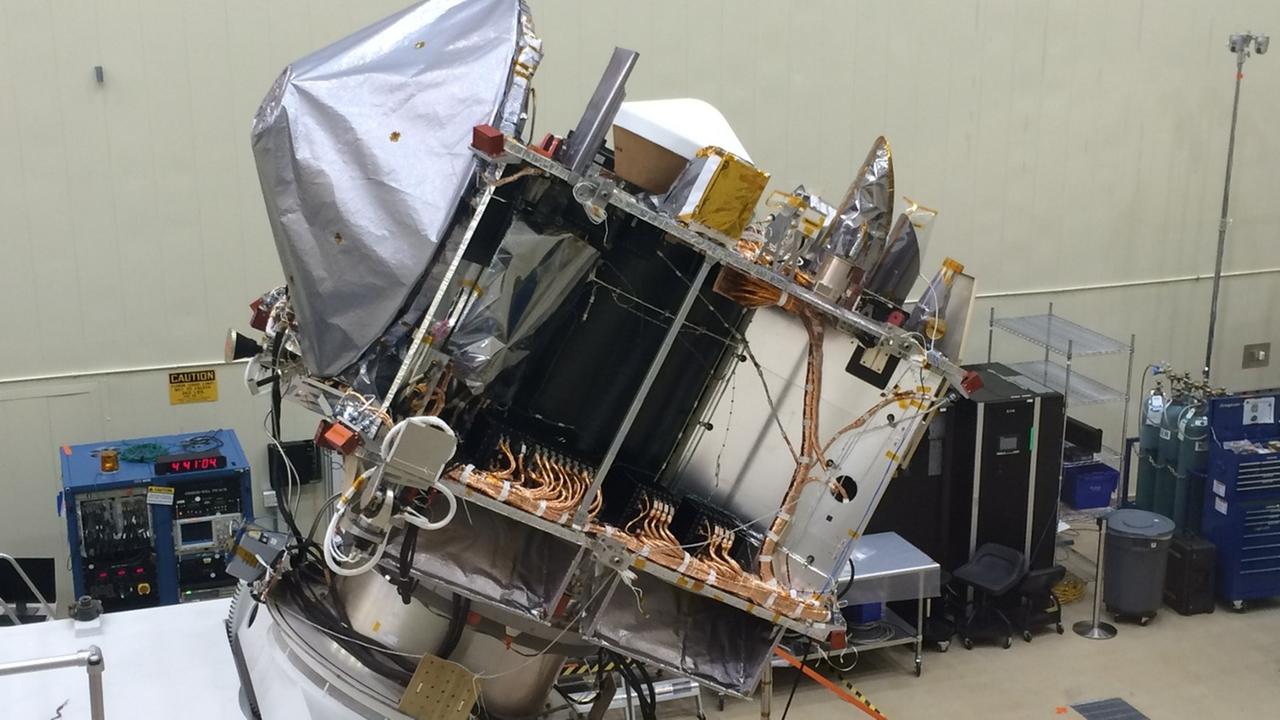 Die Raumsonde OSIRIS-REx nach der Fertigstellung in der Fabrikhalle Die Raumsonde OSIRIS-REx nach der Fertigstellung in der Fabrikhalle