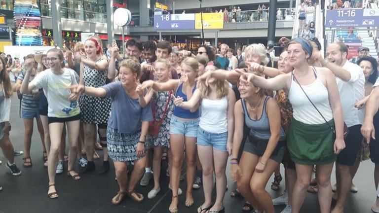 Das Chorprojekt "Sing Along, Berlin!" am Sonntag im Hauptbahnhof Das Chorprojekt "Sing Along, Berlin!" am Sonntag im Hauptbahnhof