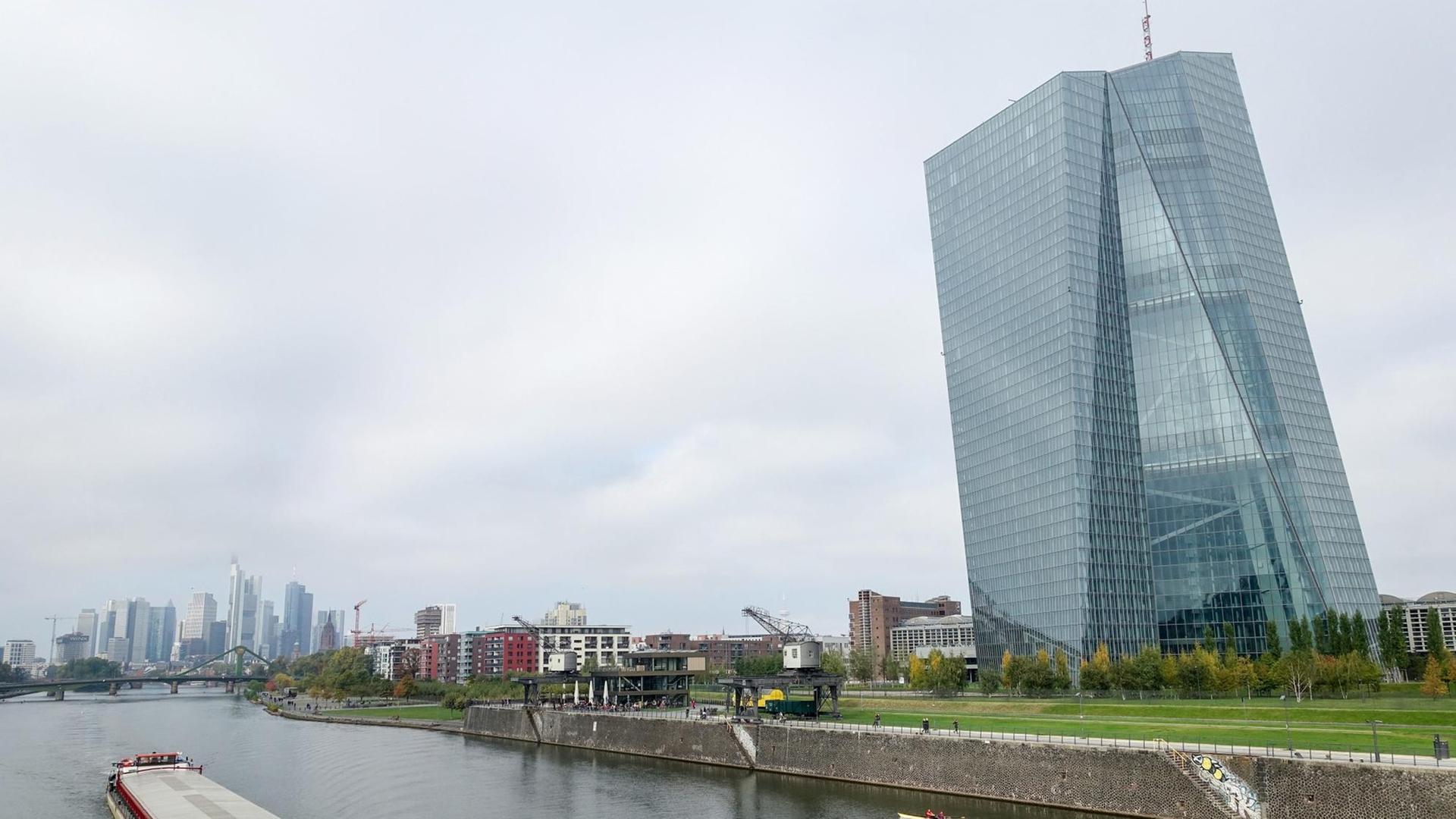 Europäische Zentralbank und Frankfurter Skyline am Main.