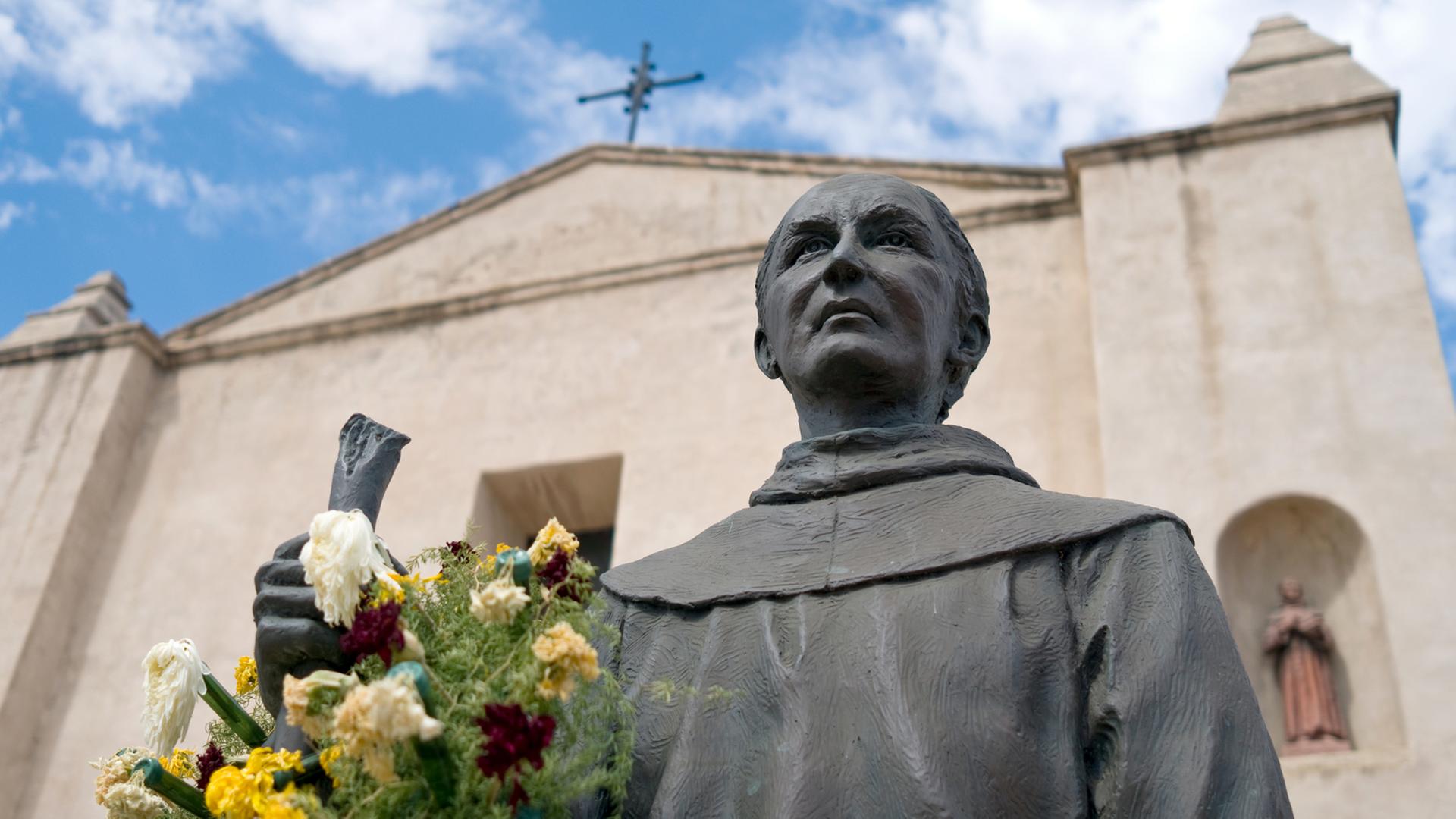 Eine Statue des spanischen Missionars Junipero Serra steht vor der Mission San Gabriel Arcangel in San Gabriel im US-Bundesstaat Kalifornien: Am 23. September will der Papst den Franziskanerpater in Washington heiligsprechen. Eine Statue des spanischen Missionars Junipero Serra steht vor der Mission San Gabriel Arcangel in San Gabriel im US-Bundesstaat Kalifornien: Am 23. September will der Papst den Franziskanerpater in Washington heiligsprechen.