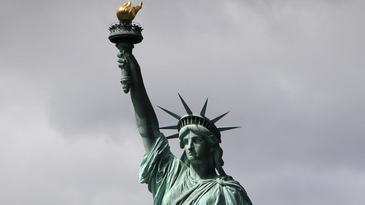 Blick auf die Freiheitsstatue vor dunklen Wolken. Blick auf die Freiheitsstatue vor dunklen Wolken.
