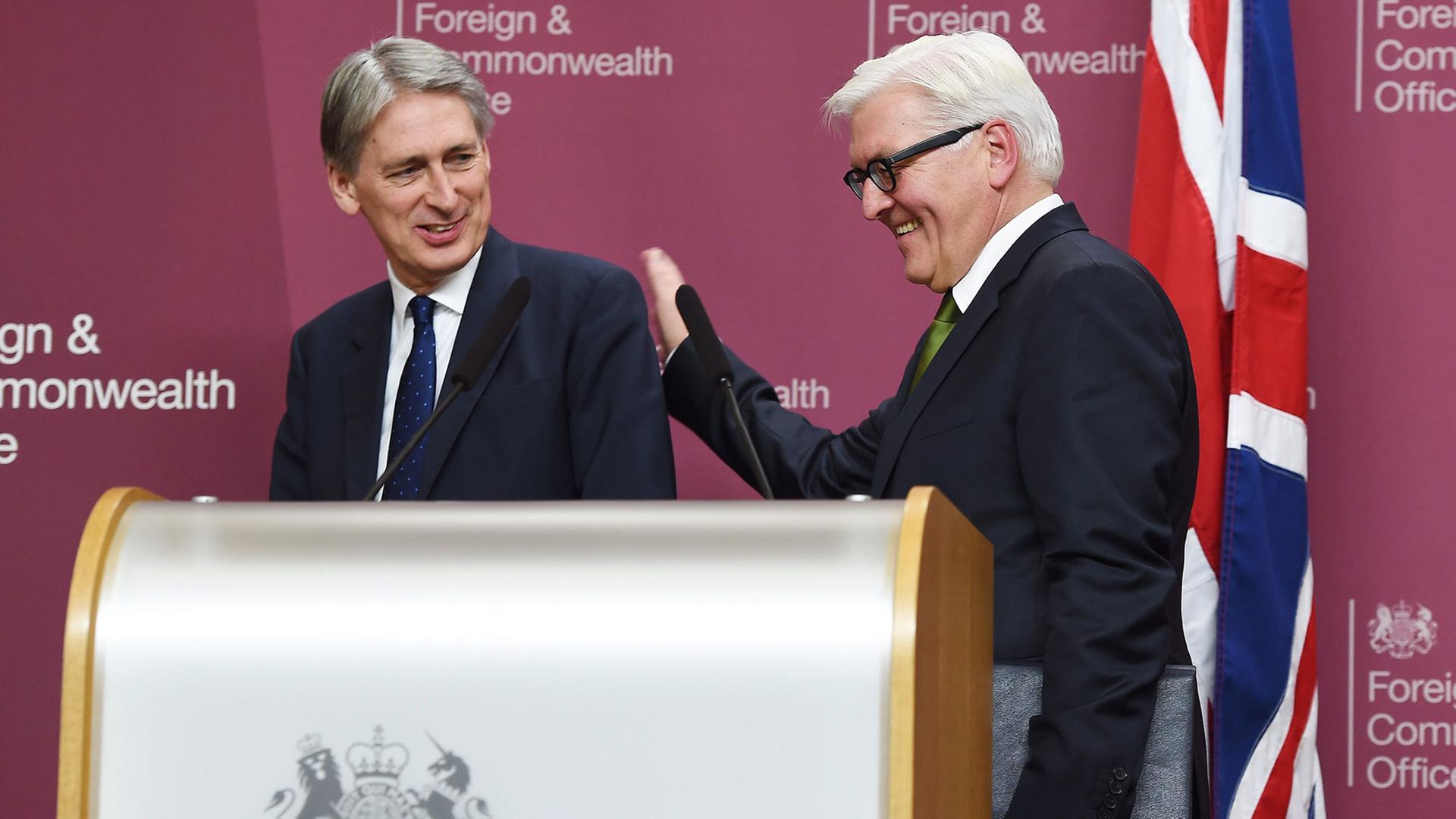 Der deutsche Außenminister Frank-Walter Steinmeier klopft seinem britischen Kollegen Philip Hammond (l.) mit der Hand auf die Schulter. Der deutsche Außenminister Frank-Walter Steinmeier klopft seinem britischen Kollegen Philip Hammond (l.) mit der Hand auf die Schulter.
