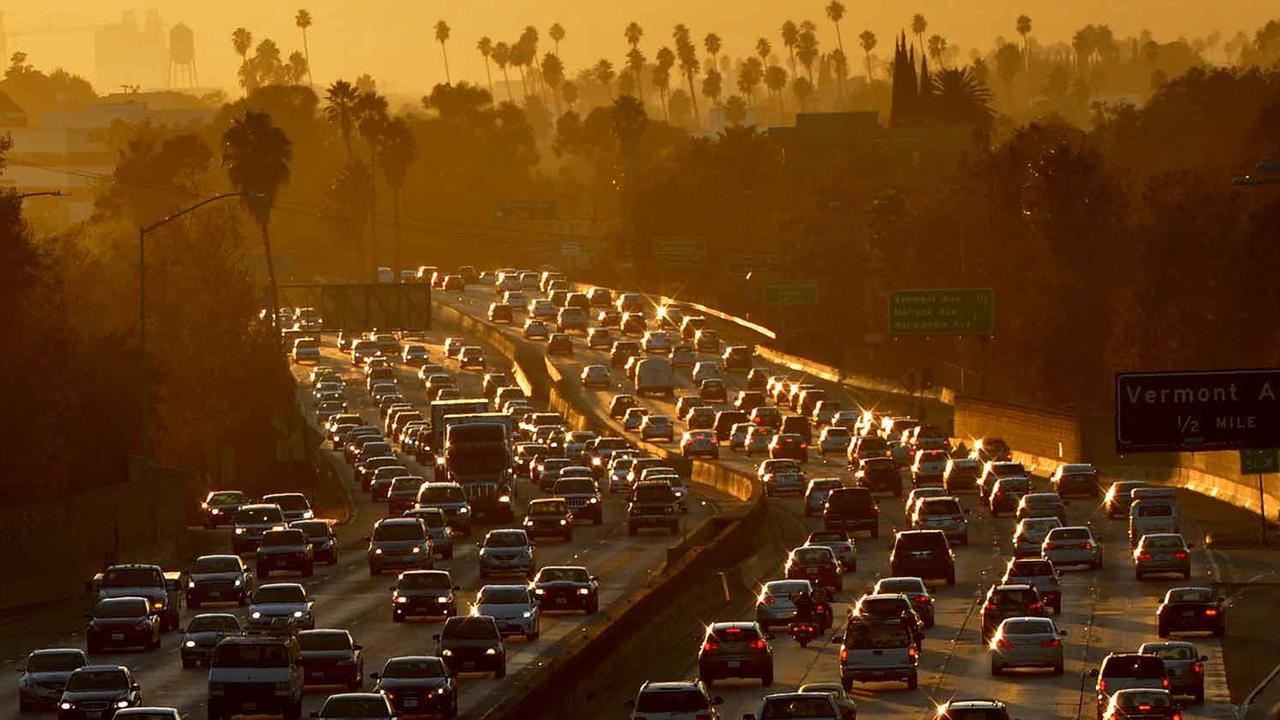 Starker Verkehr auf dem Highway 101 in Los Angeles. Starker Verkehr auf dem Highway 101 in Los Angeles.
