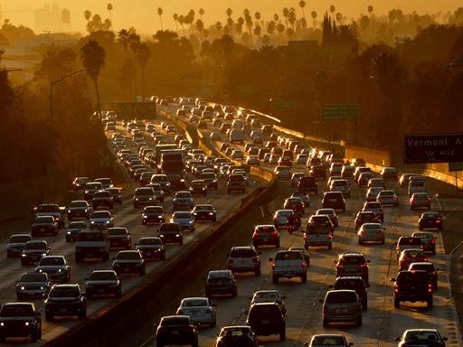 Starker Verkehr auf dem Highway 101 in Los Angeles.