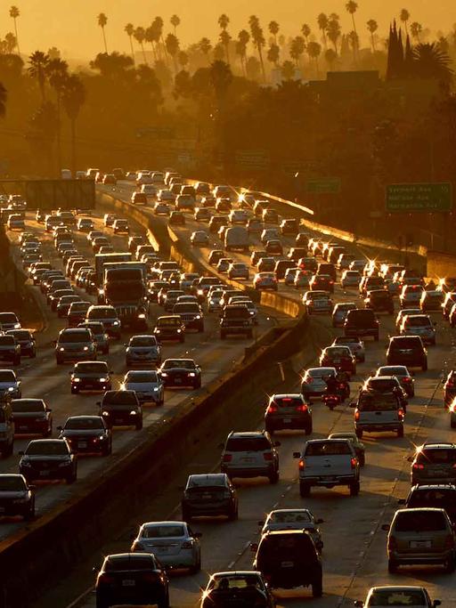 Starker Verkehr auf dem Highway 101 in Los Angeles.