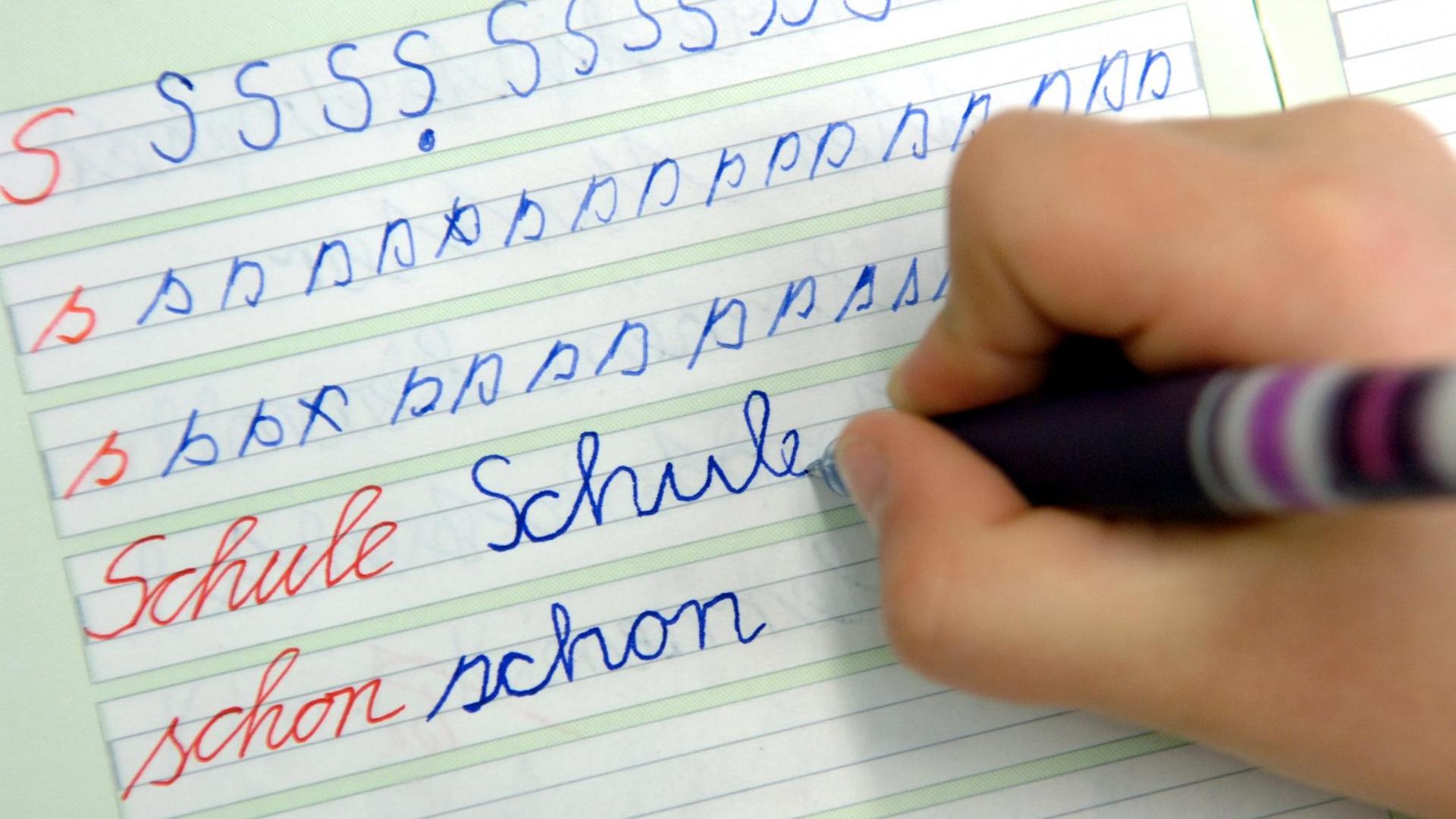 In der Dorfschule in Görzig nahe Beeskow schreibt ein Mädchen im Unterricht das Wort "Schule" in ihr Heft (13.04.2005 ).
