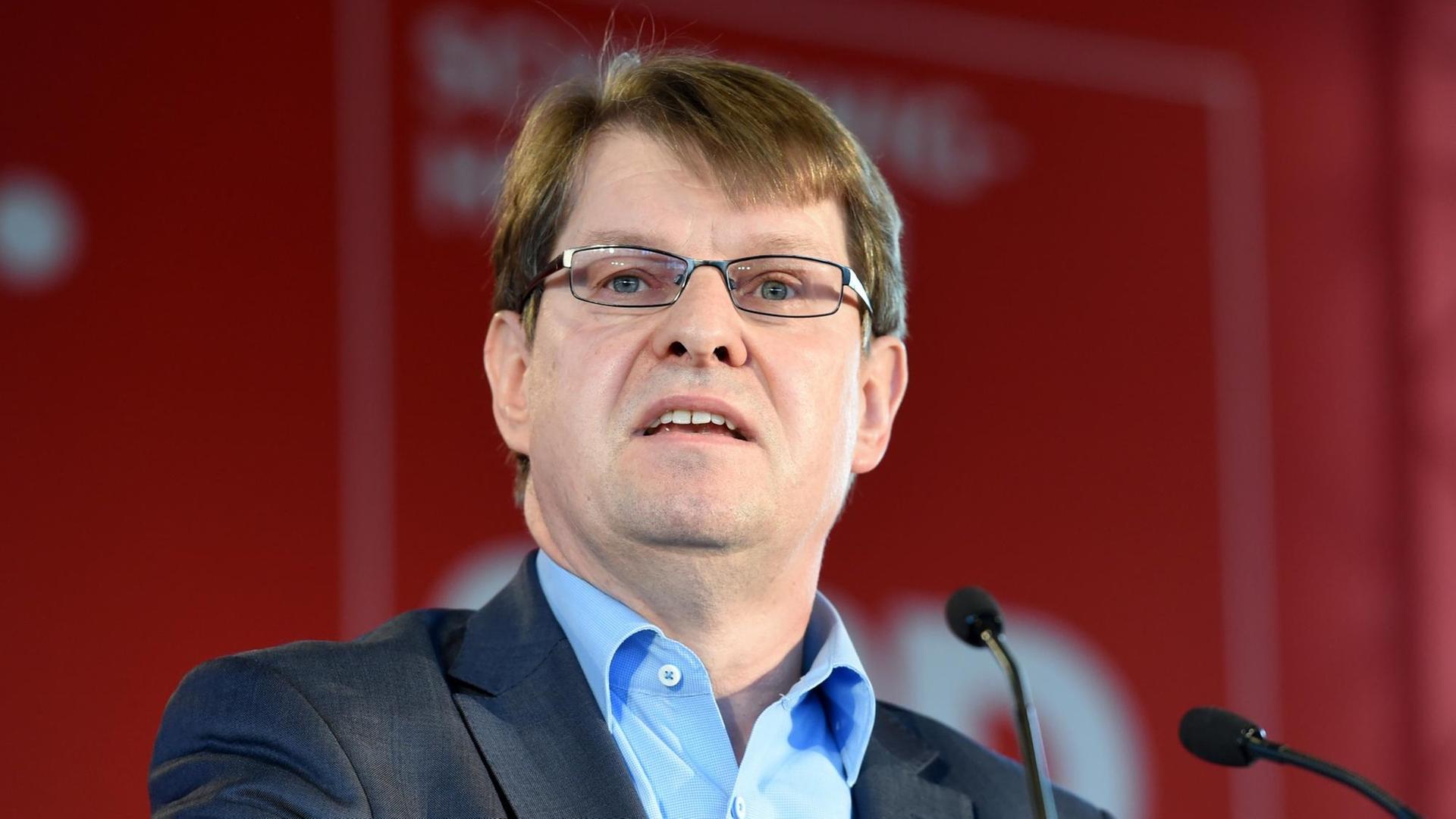 Der schleswig-holsteinische SPD-Parteichef Ralf Stegner spricht im April 2016 beim Landesparteitag der SPD. Der schleswig-holsteinische SPD-Parteichef Ralf Stegner spricht im April 2016 beim Landesparteitag der SPD.