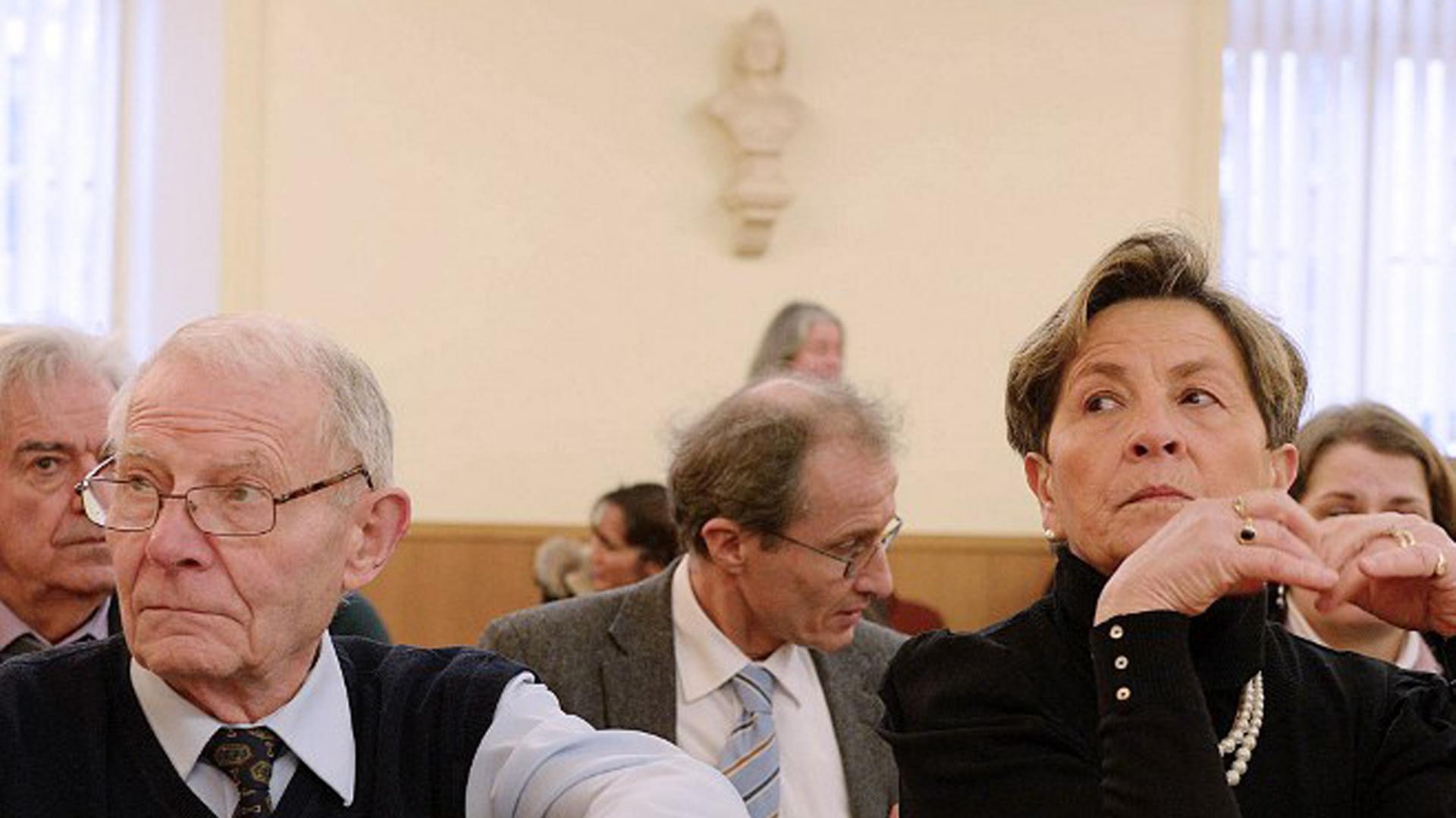 Die Eltern von Vincent Lambert sitzen in einem Gerichtssaal und schauen nach links, in Richtung des Richters.