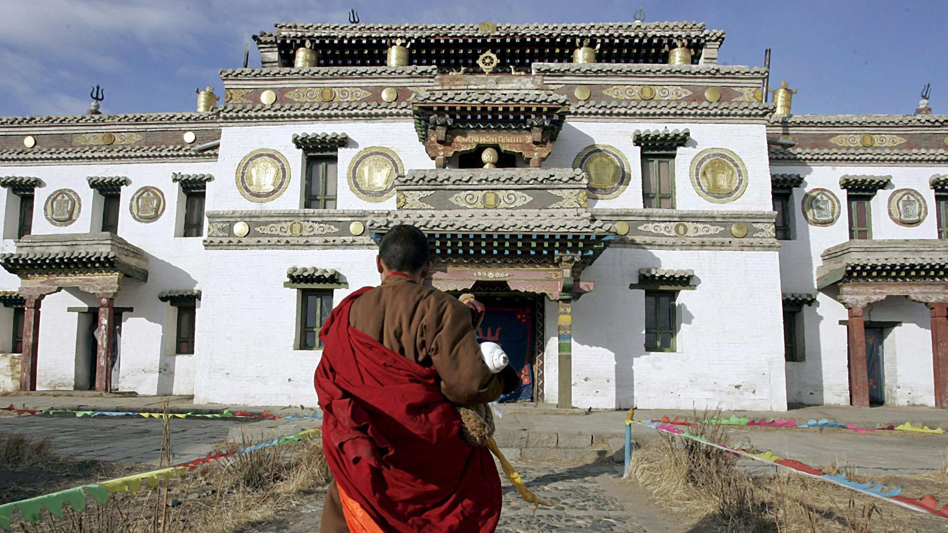 Ein buddhistischer Mönch auf dem Gelände des Klosters Erdene Zuu in der Mongolei, aufgenommen am 4.2.2006. Ein buddhistischer Mönch auf dem Gelände des Klosters Erdene Zuu in der Mongolei, aufgenommen am 4.2.2006.