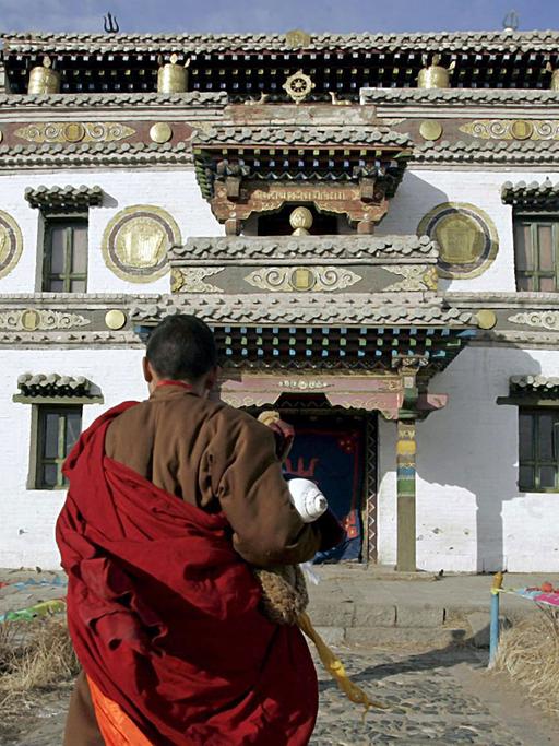 Ein buddhistischer Mönch auf dem Gelände des Klosters Erdene Zuu in der Mongolei, aufgenommen am 4.2.2006.