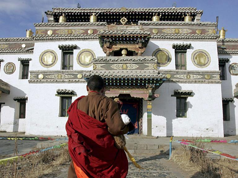 Ein buddhistischer Mönch auf dem Gelände des Klosters Erdene Zuu in der Mongolei, aufgenommen am 4.2.2006.