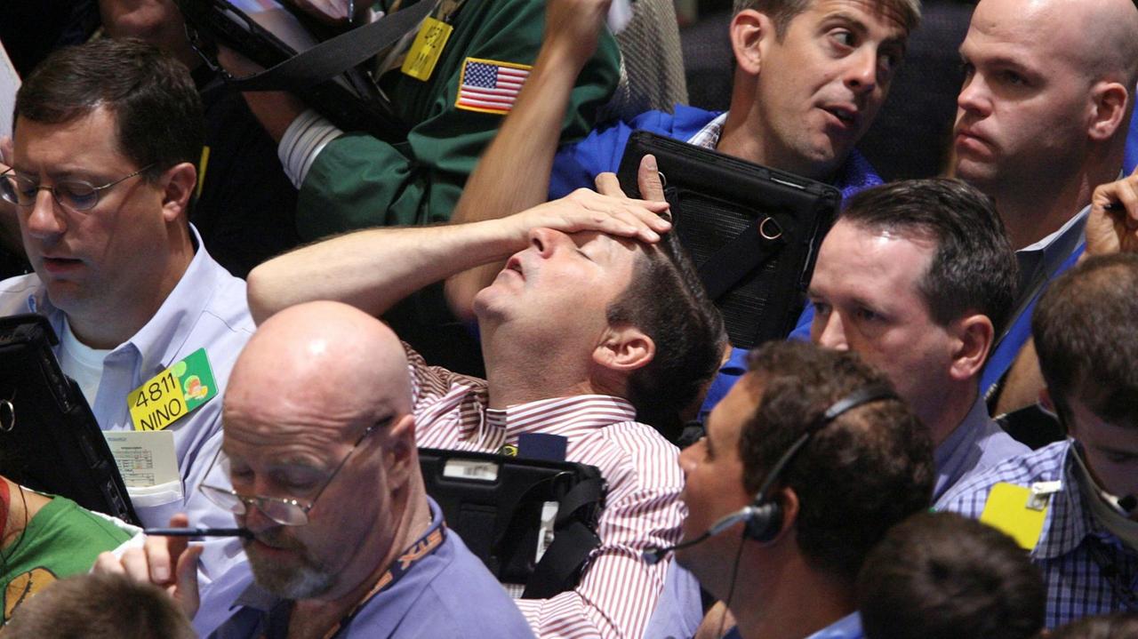 Ein verzweifelter Händler auf der Warenterminbörse (NYMEX) am 16. September 2008 in New York nach der Pleite von Lehman Brothers. Ein verzweifelter Händler auf der Warenterminbörse (NYMEX) am 16. September 2008 in New York nach der Pleite von Lehman Brothers.