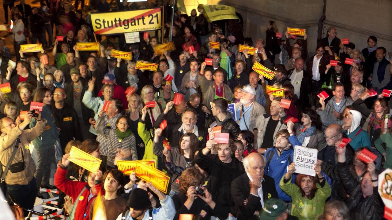 Demonstration an der Staatsgalerie von Gegnern des Bauprojekts Stuttgart 21 im Jahr 2010. Demonstration an der Staatsgalerie von Gegnern des Bauprojekts Stuttgart 21 im Jahr 2010.