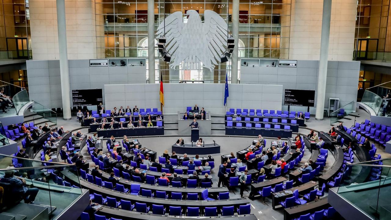 Das Plenum des Bundestags. Am Pult spricht Bundesgesundheitsminister Jens Spahn über den Etat für sein Ressort.